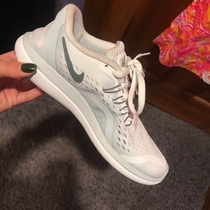 White Nike tennis shoes